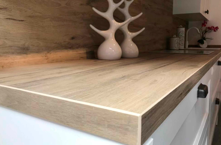 Encimera Laminam en una cocina a medida en Marbella